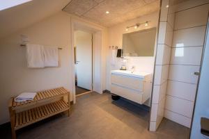 y baño con lavabo y espejo. en Nymindegab Kro, en Nørre Nebel