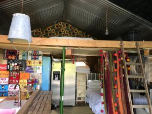 Nhà bếp/bếp nhỏ tại The Wackery +13 ảnh