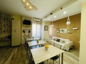 een woonkamer met een bank en een tafel bij La Dama dell'Etna in Nicolosi