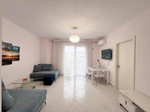 Una televisión o centro de entretenimiento en Irina Solyar apartment