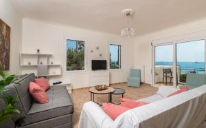Una televisión o centro de entretenimiento en Seaside Bliss Suite