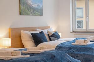 two beds sitting next to each other in a bedroom at Altstadt Lage - Netflix - Koselig Apartments in Weimar
