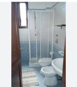 マカリにあるVerdemareのバスルーム(トイレ2つ、シャワー、シンク付)