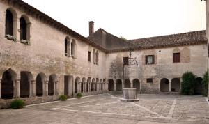 an empty courtyard in an old building with a trash can at Marimastè in Roncade