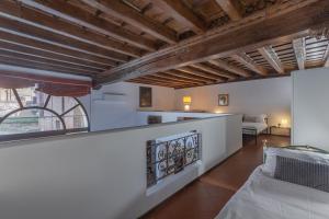 a kitchen and living room with a bed in a room at San Gregorio Magno Apartment in Ferrara