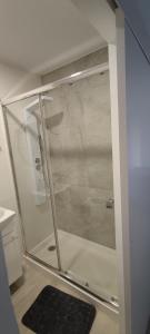 um chuveiro com uma porta de vidro na casa de banho em Piso acogedor céntrico em Albacete