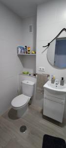 biała łazienka z toaletą i umywalką w obiekcie Piso acogedor céntrico w mieście Albacete
