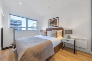 1 dormitorio con cama, escritorio y ventana en Modern 1 Bedroom Apartment in East Grinstead en East Grinstead
