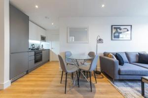 a living room with a table and a couch at Modern 1 Bedroom Apartment in East Grinstead in East Grinstead