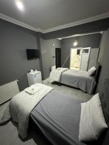 Ein Bett oder Betten in einem Zimmer der Unterkunft REYNA OTEL