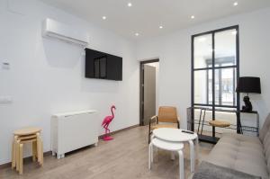 ein Wohnzimmer mit einem rosa Flamingo an der Wand in der Unterkunft We Madrid Casa Duque in Madrid