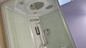 um chuveiro com espelho na casa de banho em B&B SoleMare em Taranto
