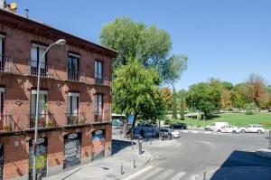 um edifício com graffiti ao lado de uma rua em We Madrid Casa Duque em Madri