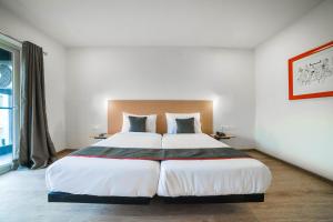 Un pat sau paturi într-o cameră la Townhouse Laguna Ecr Near Juhu Beach