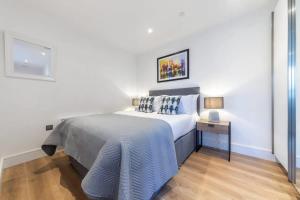 เตียงในห้องที่ Contemporary Studio Apartment in East Grinstead