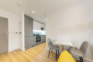 a kitchen and dining room with a table and chairs at Modern and Stylish 1 Bed Apartment in East Grinstead in East Grinstead