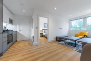 sala de estar con cocina y comedor en Contemporary 1 Bedroom Apartment in East Grinstead en East Grinstead