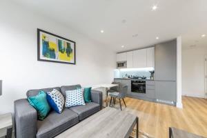 a living room with a couch and a kitchen at Modern Studio in Central East Grinstead in East Grinstead