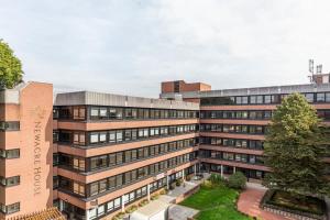 uma vista aérea de um edifício em Modern and Bright 1 Bed Apartment in East Grinstead em East Grinstead