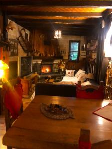 een woonkamer met een bank en een tafel bij Chambre d'hôte txaleta (le Chalet) in Saint-Priest-sous-Aixe