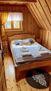 een slaapkamer met een groot bed in een hut bij Domek w Górach- Bacówka u Dudka in Nowy Targ