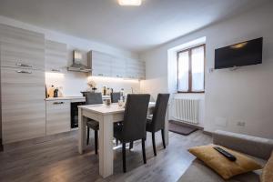 a kitchen and dining room with a table and chairs at Santa Fiora Ospitalità Diffusa - La Casa del Fratone in Santa Fiora +16 photos