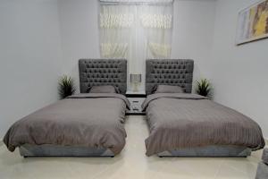Postel nebo postele na pokoji v ubytování شقة غرفتين بالقرب من مسجد القبلتين