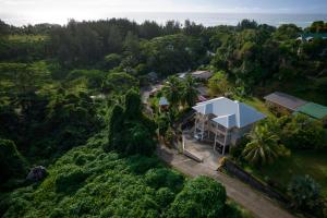 Vue de tête d'une maison dans une forêt dans l'établissement Jaidss Holiday Apartments 1, à Mahé