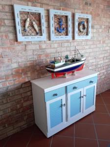 a table with a boat on it next to a brick wall at Lêplek Guest House in Saldanha