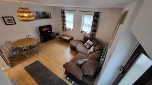 an overhead view of a living room with a couch and a table at Heart of Lincoln City 3 bedrooms sleeps 4 guests in Lincoln