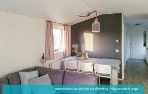 uma sala de estar com um sofá e uma mesa em Siblu camping Lauwersoog em Lauwersoog