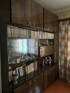una estantería llena de libros en una habitación en Mamma maja, en Kiviõli