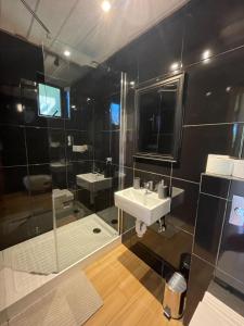 プコンにあるFrench Andes Apart Hostelの広いバスルーム(シンク、シャワー付)