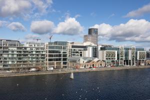 a city with buildings and a body of water at Flat w/ Balcony & Canal view - 4min to station in Dublin