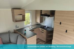 Una cocina o cocineta en Siblu camping Lauwersoog