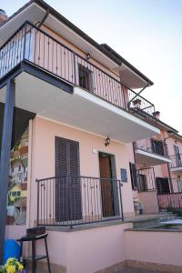 ein Haus mit einem Balkon und einem Pool in der Unterkunft marath houses 1 in Marta