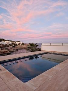 uma piscina com vista para o oceano em Casa Voramar em Cala d´Or