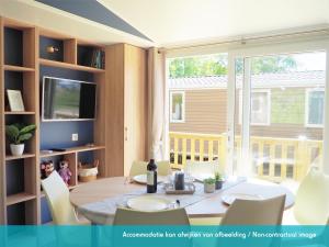 Una televisión o centro de entretenimiento en Siblu camping Lauwersoog