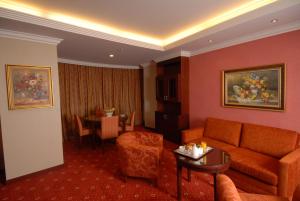 Een zitgedeelte bij Marma Hotel Istanbul Asia