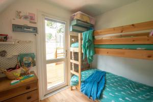 ein Schlafzimmer mit einem Etagenbett und einem Fenster in der Unterkunft Chalet Three in Deal