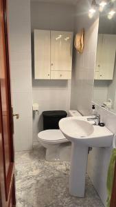 イスランティージャにあるPrecioso chalet adosado en Isla Antilla Huelvaのトイレと洗面台を備えた白いバスルーム