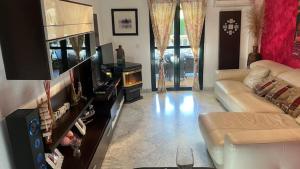 イスランティージャにあるPrecioso chalet adosado en Isla Antilla Huelvaのソファとテレビのあるリビングルーム