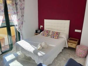 イスランティージャにあるPrecioso chalet adosado en Isla Antilla Huelvaのタオルが敷かれたベッドのある寝室 +10枚の写真
