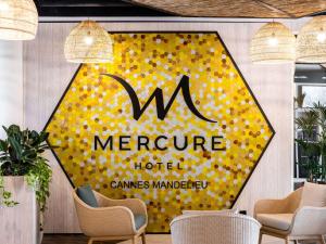 un panneau indiquant un hôtel morgue avec des points de polka jaunes dans l'établissement Mercure Cannes Mandelieu, à Cannes