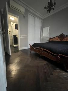 een slaapkamer met een groot bed en een hal bij Location d’appartement in Nice