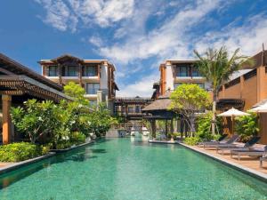 查汶的住宿－蘇梅島查汶塔納美居酒店，度假村游泳池的图片