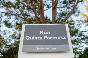 una señal para la universidad de urinia formosa en NEW! Quinta do Lago Golfside Retreat en Quinta do Lago