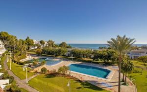 una vista aerea di un resort con piscina e oceano di JARDINES DEL PUERTO Primera línea de playa ALBERT VILLAS ad Alcossebre