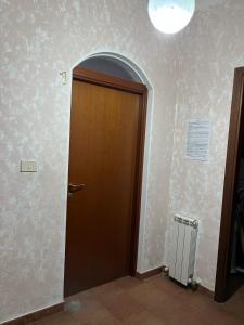 a door in a room with a wall at Vacanze Deaf in Rome