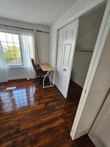 um quarto vazio com uma secretária e uma janela em Quiet cozy room em Kitchener